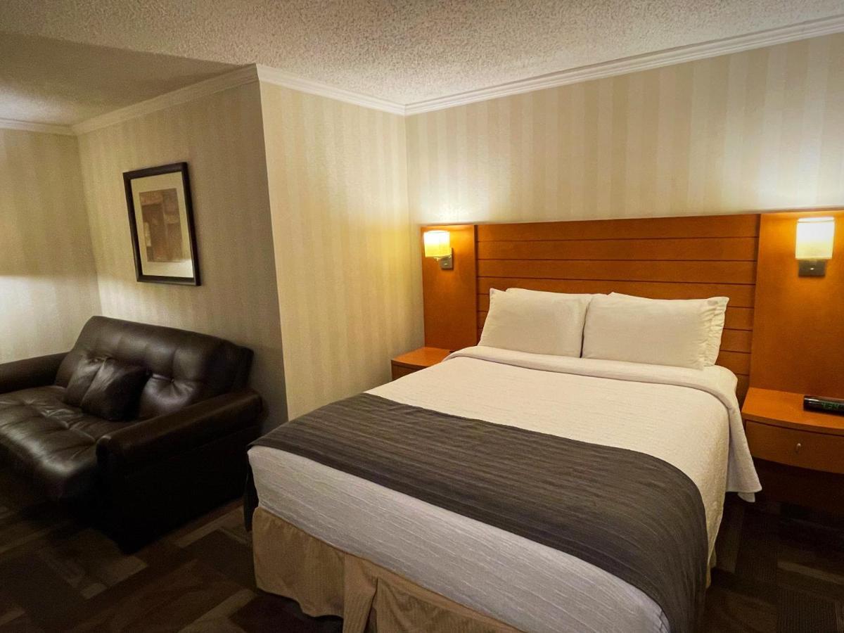 The Glenmore Inn & Convention Centre YYC 외부 사진