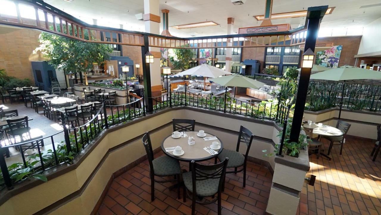 The Glenmore Inn & Convention Centre YYC 외부 사진